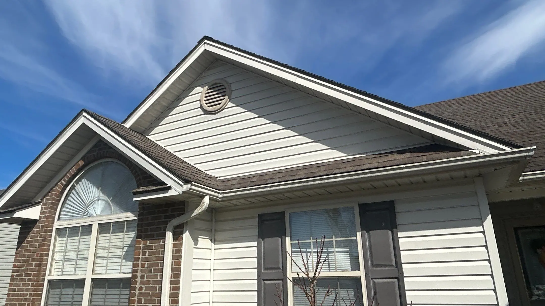 Vinyl siding installation on a Lexington, KY home by AIC Roofing and Construction