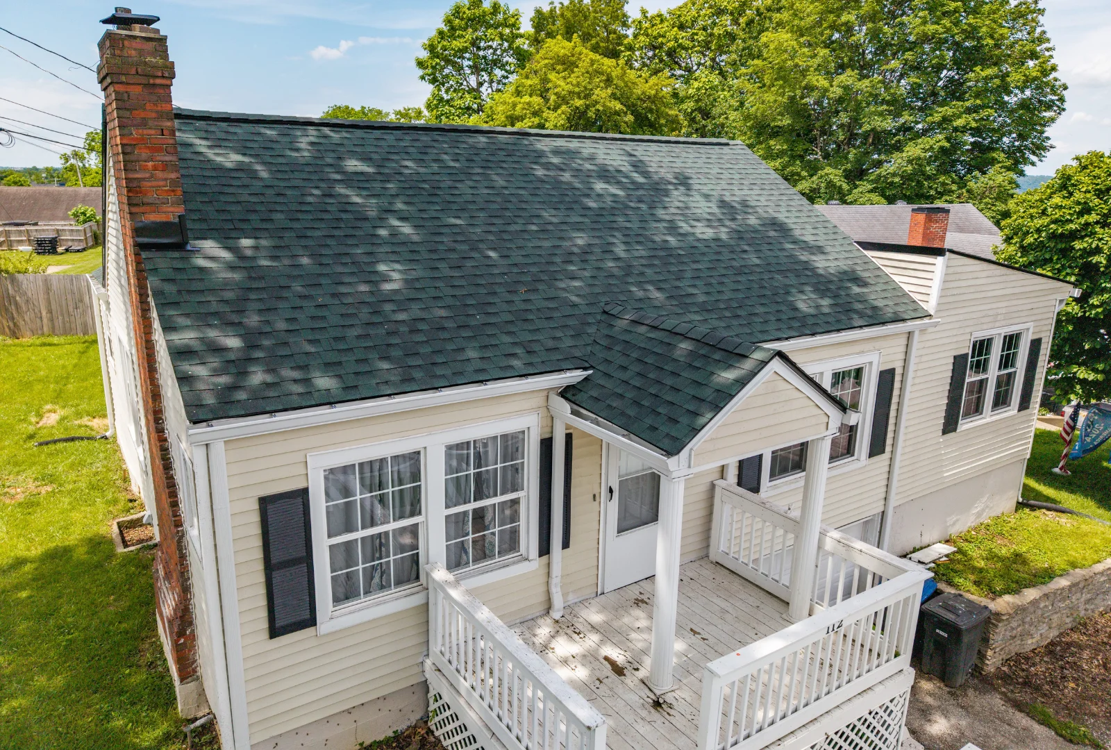 Close-up of a home in Frankfort, KY with a newly installed Hunter Green GAF shingle roof by a local roofing contractor