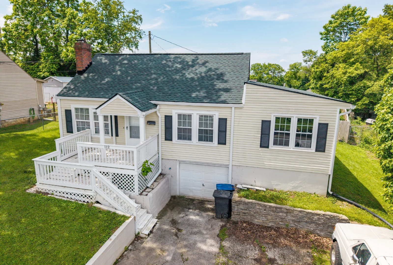 Front view of a home in Frankfort, KY with a new roof replacement using GAF Hunter Green shingles by a Frankfort roofing contractor
