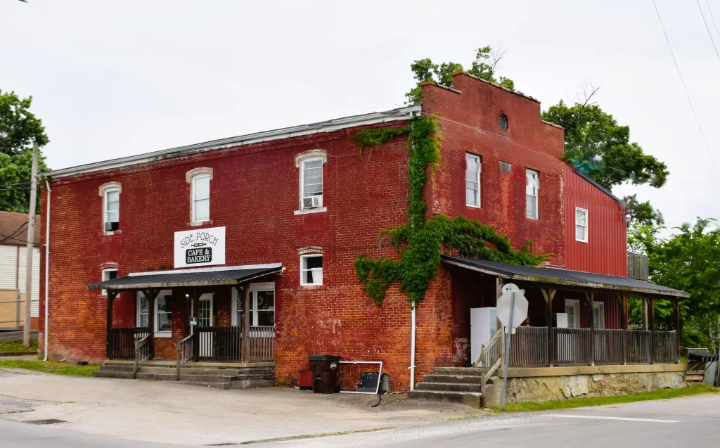 Brick commercial building housing Side Porch Café in Waco, Kentucky.