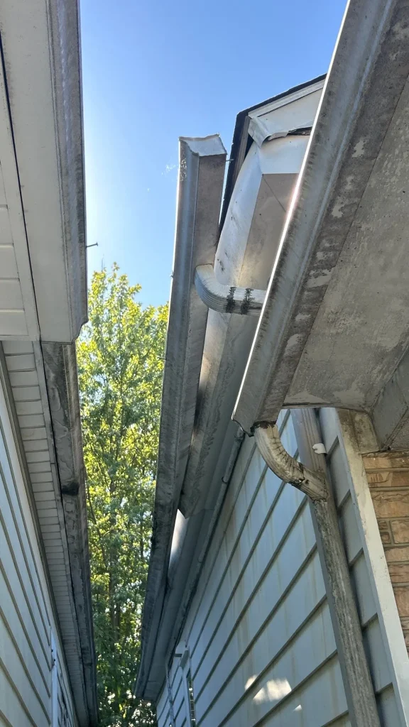 Broken Gutter with Debris on Louisville Home Sagging and detached gutter on a Shelbyville, Kentucky home before gutter replacement.