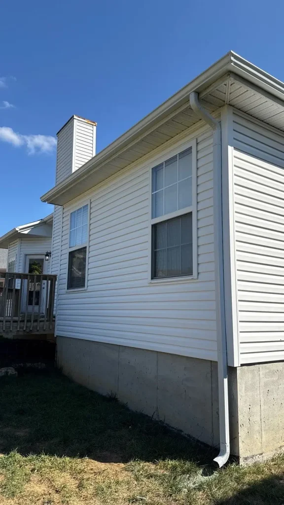 Vinyl siding and seamless gutter installation on a residential home in Bardstown, Kentucky.