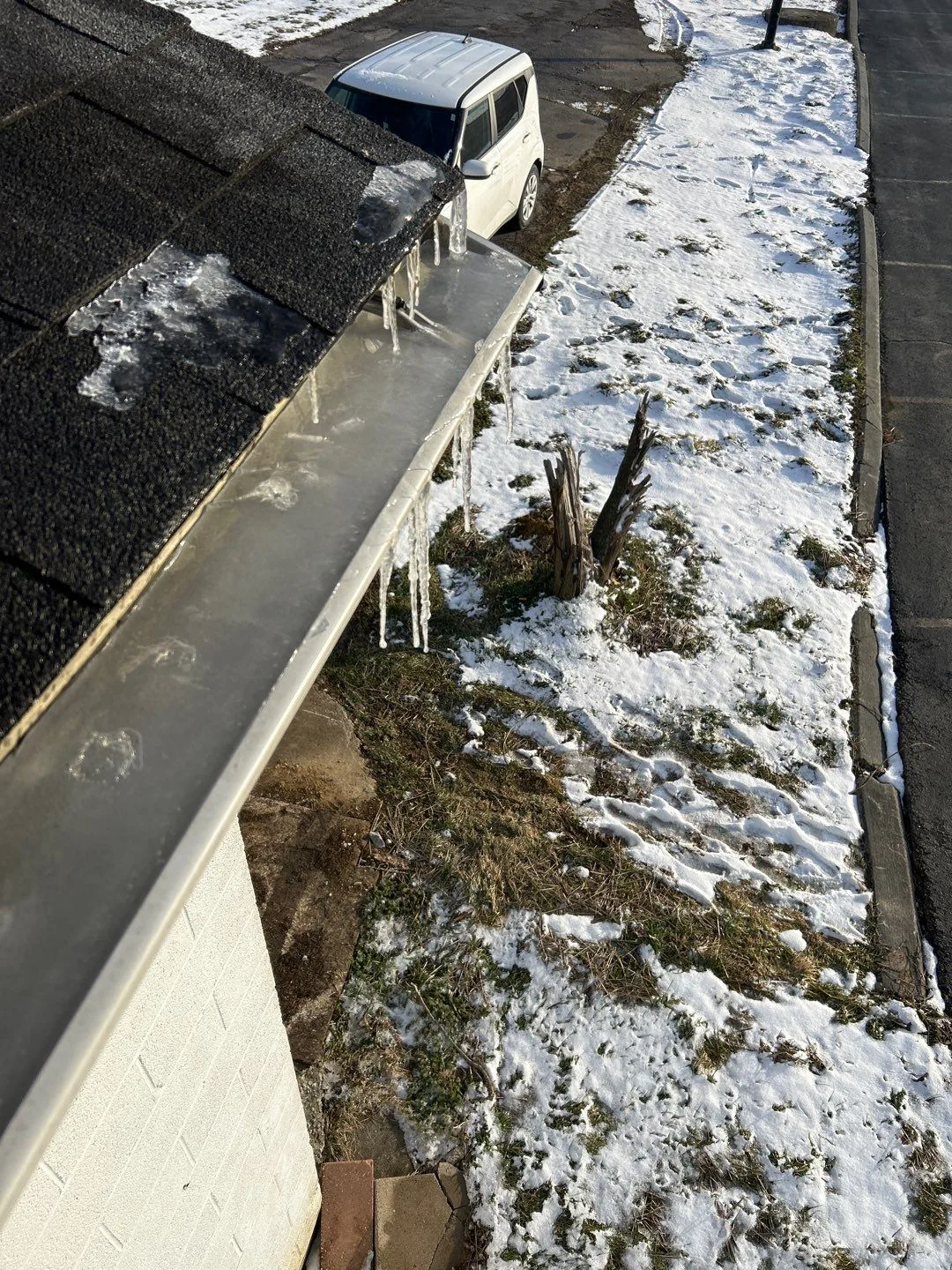 Icicles and ice buildup on a gutter from overflow and poor drainage on an Irvine, KY home.