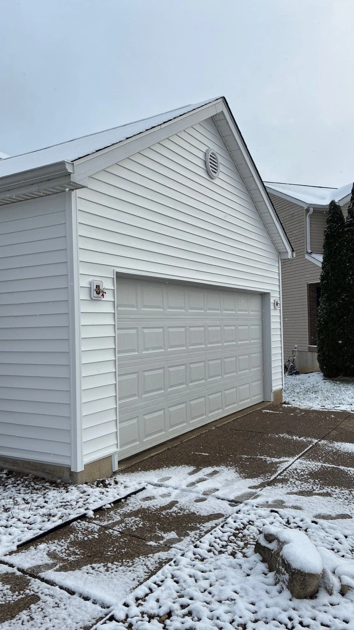 New white siding improving curb appeal on a Louisville, KY home