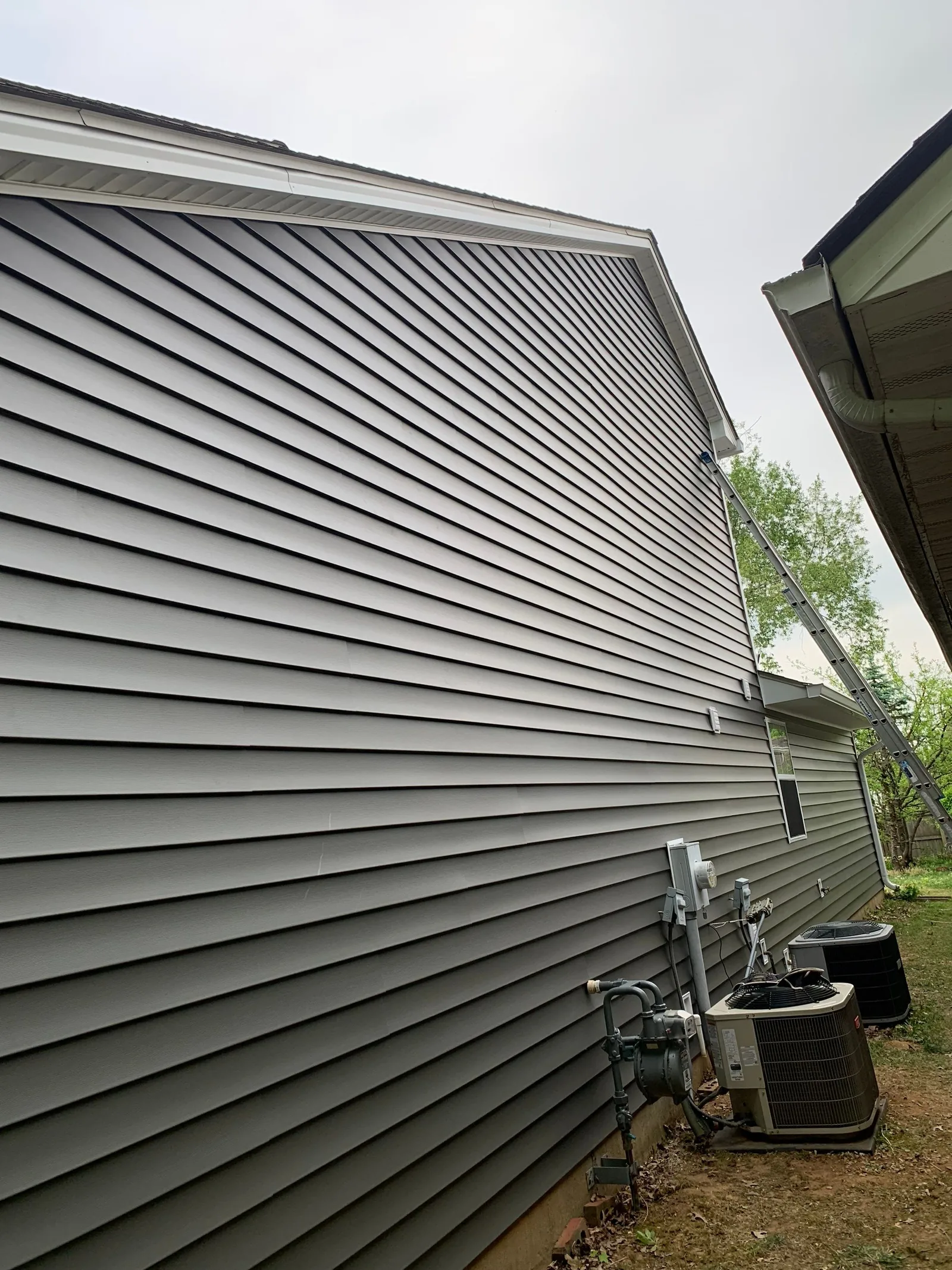 Newly installed vinyl siding on the side of a Lexington, KY home