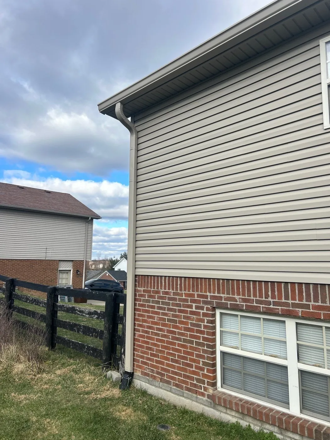 Tan vinyl siding and brick exterior on a Richmond, KY home