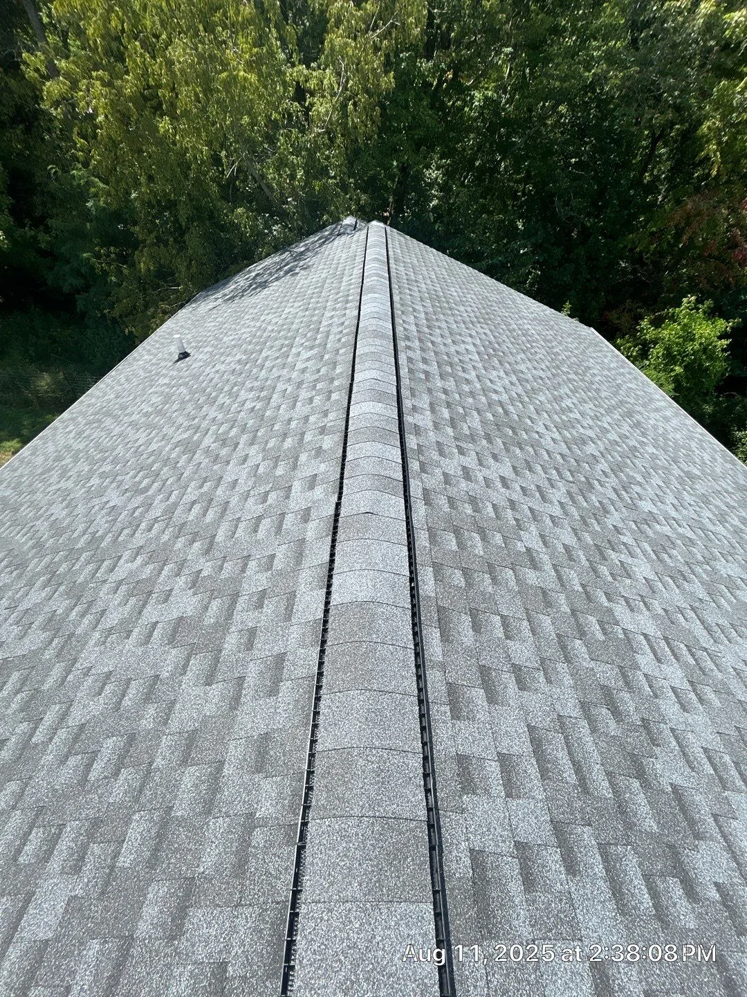 Finished shingle roof ridge with ridge vent on a Waco, KY home.